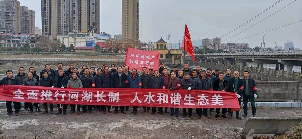 同时该局还聘请专业人员组建了一支打捞队,沿河打捞水面漂浮物及河岸