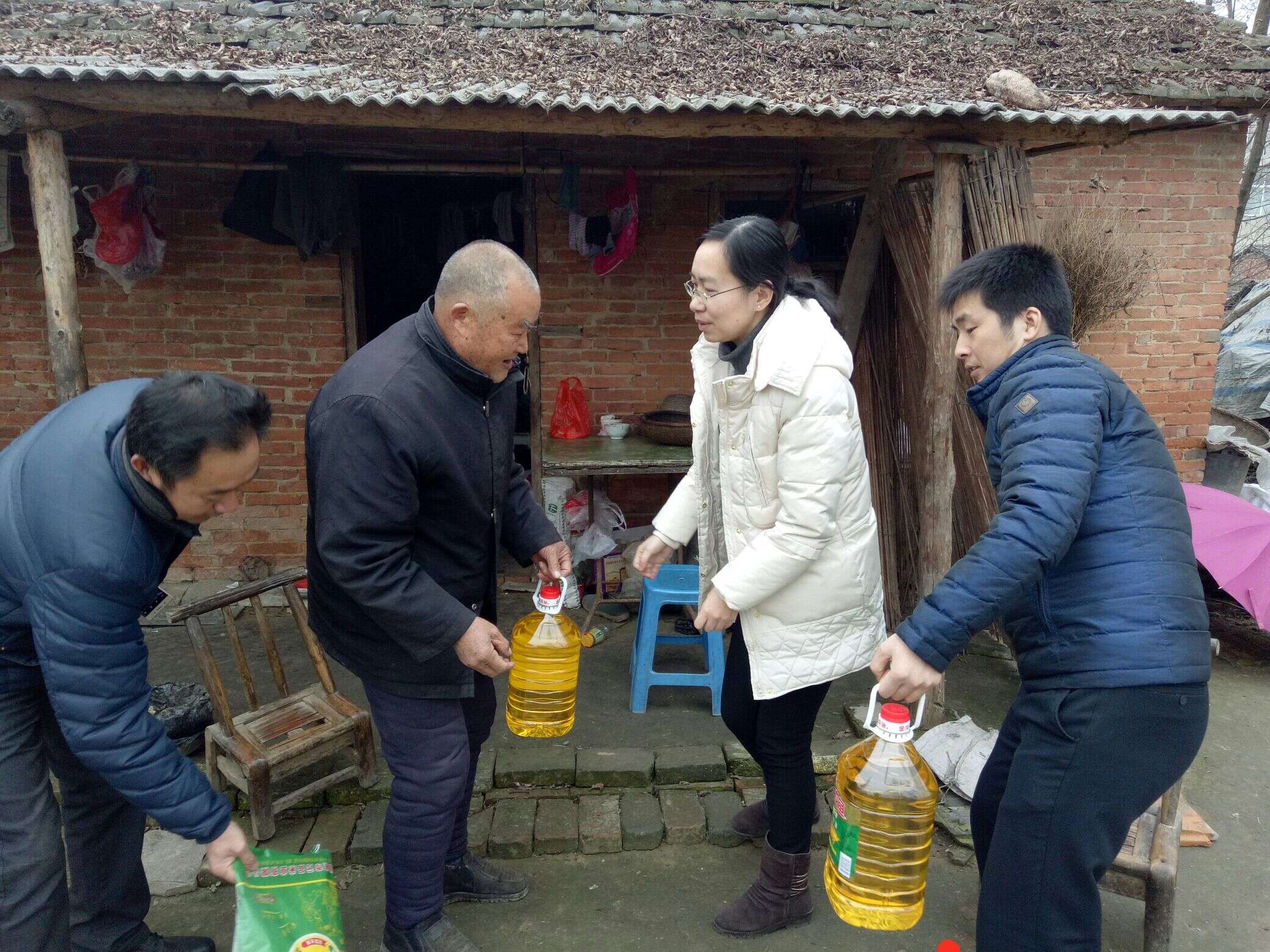 市委宣传部机关干部到驻点村走访慰问贫困户