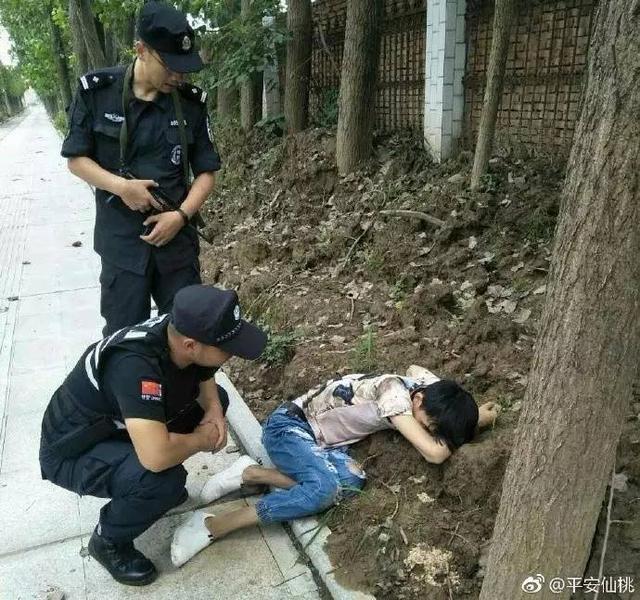 仙桃一男子瘫倒路边不能动弹 巡逻特警及时相救