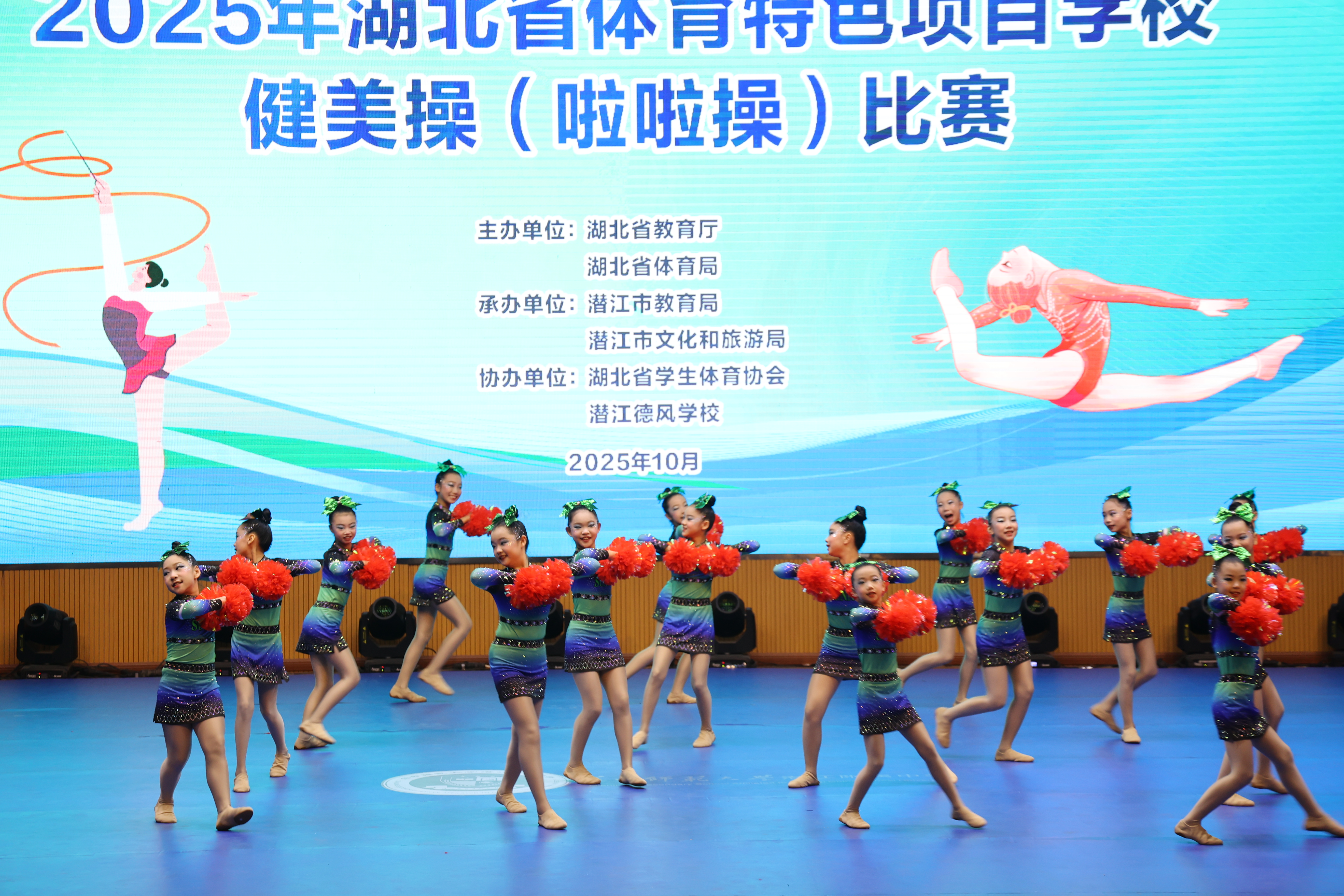 900余名师生齐聚潜江舞动青春