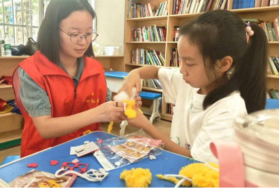 江汉义工暖心陪伴留守儿童过暑假