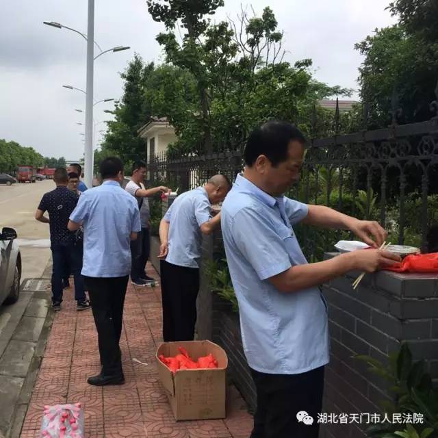 看守所门口吃饭_副本.jpg