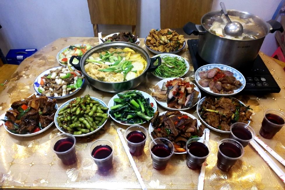 网友"yydoublebaby":团圆和年夜饭,是过年的一种仪式感,也是陪伴家人