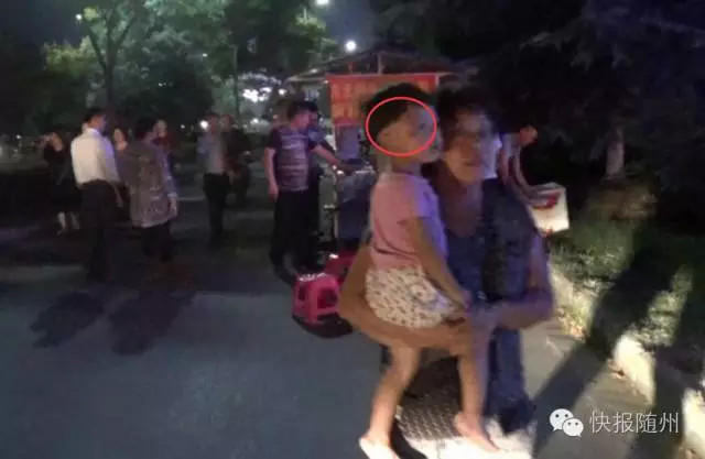 当晚7时13分监控视频显示，当时小女孩面部右侧已经受伤