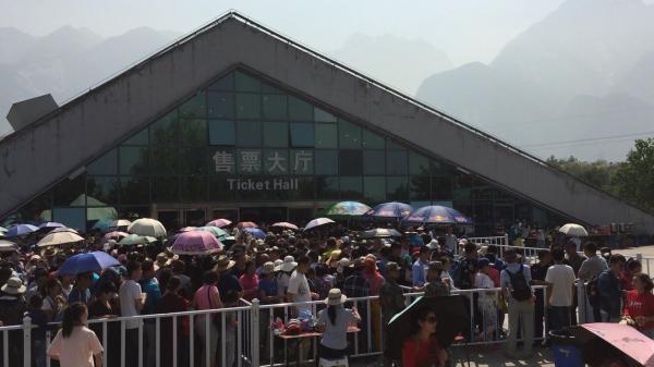 华山主峰突发8-9级大风，索道停运致大批旅客深夜滞留山顶