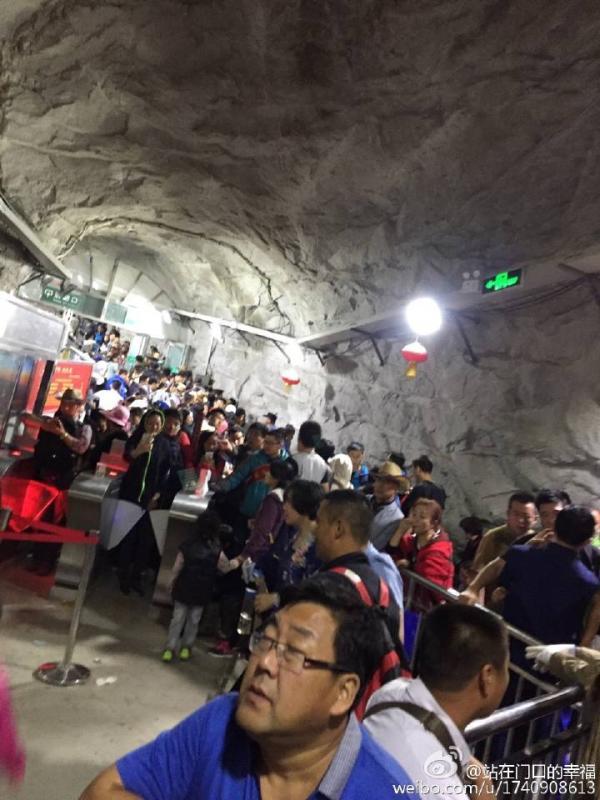 华山主峰突发8-9级大风，索道停运致大批旅客深夜滞留山顶