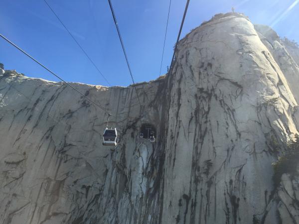 华山主峰突发8-9级大风，索道停运致大批旅客深夜滞留山顶