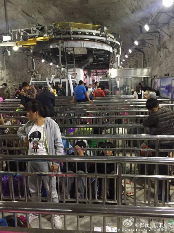 华山主峰突发8-9级大风，索道停运致大批旅客深夜滞留山顶