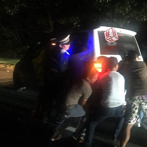 两车相撞堵死汉十高速，众司机喊着号子抬车排堵