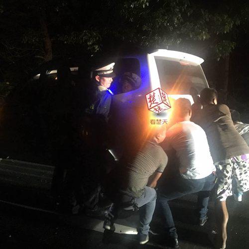 两车相撞堵死汉十高速，众司机喊着号子抬车排堵