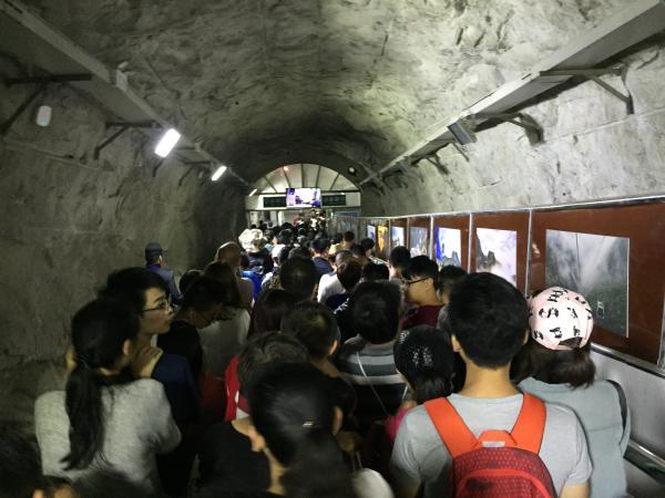 华山主峰突发8-9级大风，索道停运致大批旅客深夜滞留山顶