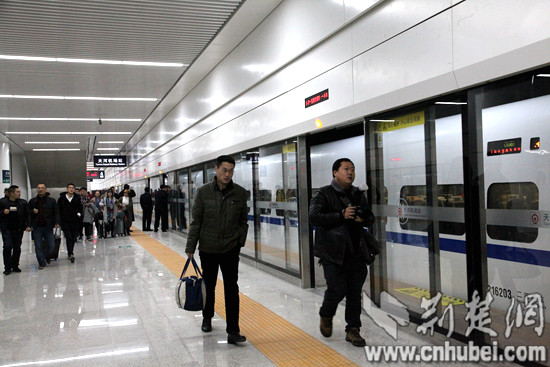 图6、首趟动车驶入武孝城际铁路天河机场站_副本.jpg