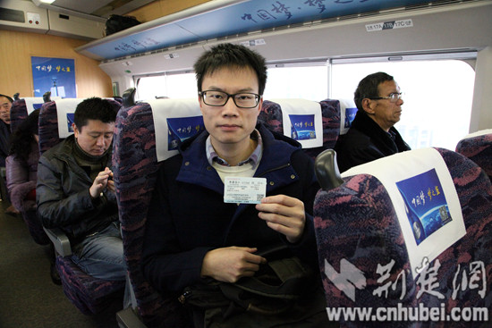 图12、首趟动车上，武汉市民高兴地炫动车票_副本.jpg