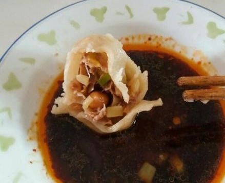 昨天除夕夜与5岁的小外甥视频，他开心地讲家里包了5个硬币饺子，他吃到了俩，特别兴奋。这个风俗已经成为孩子们难忘的童年的记忆了吧。