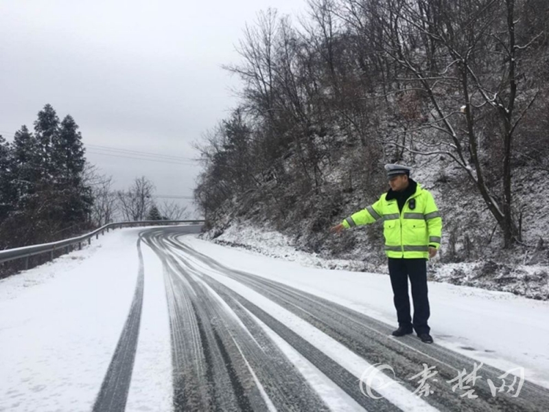 武当山下雪了！游客惊喜不已