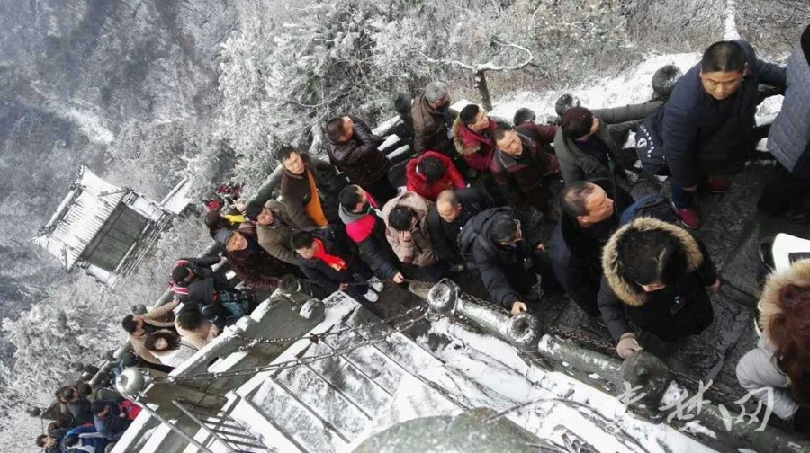 武当山下雪了！游客惊喜不已