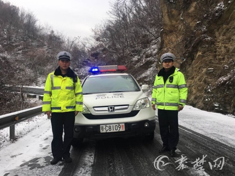 武当山下雪了！游客惊喜不已