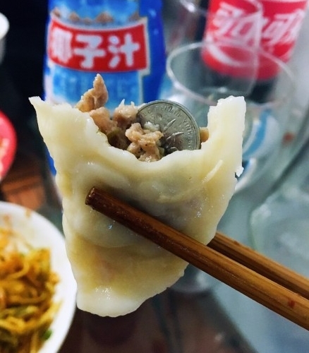 每到大年三十包饺子的时候，大人小孩其他事情能够忘记，唯独往饺子里包饺硬币的这个习俗谁也不会忘记。