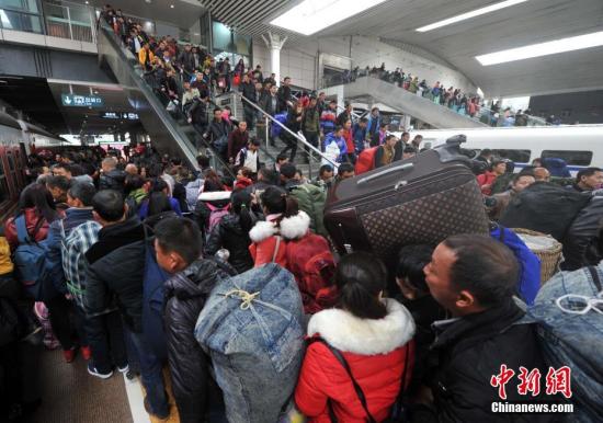 1月13日，返乡的外来打工人员坐上了即将开行的&ldquo;私人定制&rdquo;专列。当日下午，福州首趟K4186次&ldquo;定制专列&rdquo;开行，送二千多名外来工返乡过年。张斌 摄