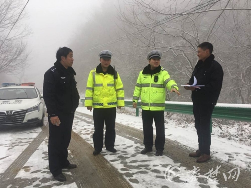 武当山下雪了！游客惊喜不已