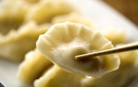 包饺子的时候把硬币放在一个或几个饺子里面。谁吃到带硬币的饺子预示着他在新一年中会取得财源广进的好运。据说，这是来自于农耕文明时，劳动者对于新的一年财富的美好祈愿。