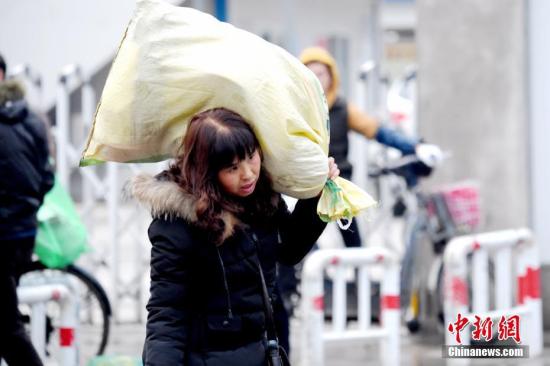 春节，对于很多人来说不仅是一个传统节日，更是一份情结。哪怕路途遥远，哪怕一票难求，仍然阻挡不了回家的脚步。鲍赣生 摄
