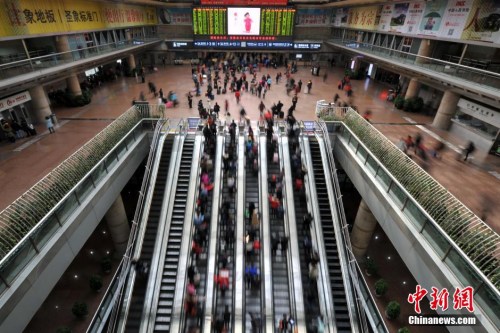 资料图：2016年2月4日，春节临近，全国春运也进入了返乡高峰期。当日，北京西站加开临客列车21列，车站候车大厅内人头攒动，入站旅客已增至最高峰，日发送旅客23万人次，同比略有下降，人们纷纷带着一年的收获和喜悦踏上回家之路。 未来三天，北京铁路局累计加开至长春、哈尔滨、合肥、武昌、成都、西安、济南等方向直通列车169列，北京四大火车站预计发送旅客逼近55万。 金硕 摄