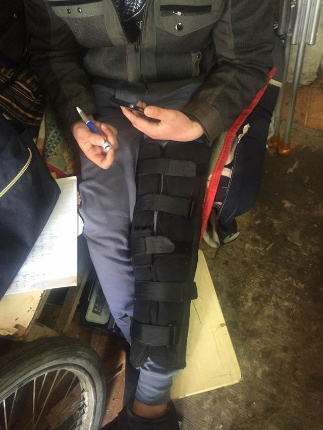 外卖小哥为尽快送餐逆行被撞骨折，肇事者消失他如何维权？