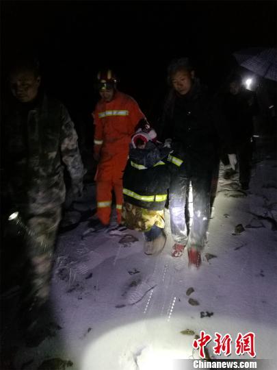 大雪封山致5名驴友被困 湖北广水市消防紧急救援