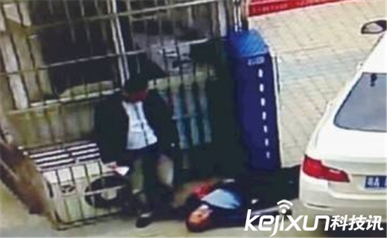 宝马男拒交停车费 言语不合竟然当众掏枪恐吓收费员