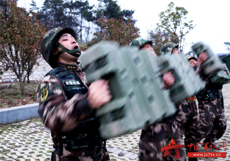 随州武警：一名政治指导员的极限挑战