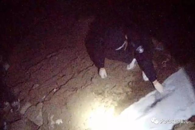 洗衣厂偷排废水 污染了水体和土壤(组图)