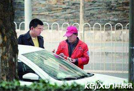宝马男拒交停车费 言语不合竟然当众掏枪恐吓收费员