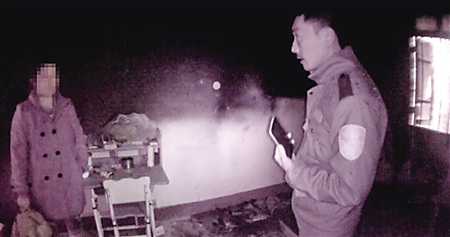 男孩点火烧卧室