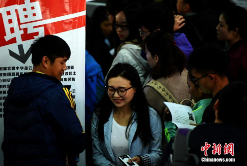 资料图：3月10日，昆明一招聘会现场。<a target='_blank' href='http://www.chinanews.com/'>中新社</a>记者 李进红 摄