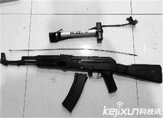 宝马男拒交停车费 言语不合竟然当众掏枪恐吓收费员