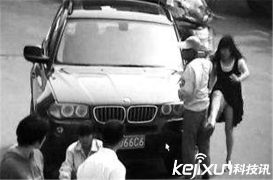 宝马男拒交停车费 言语不合竟然当众掏枪恐吓收费员