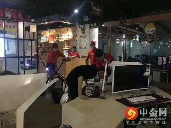 因队友坑撞显示屏