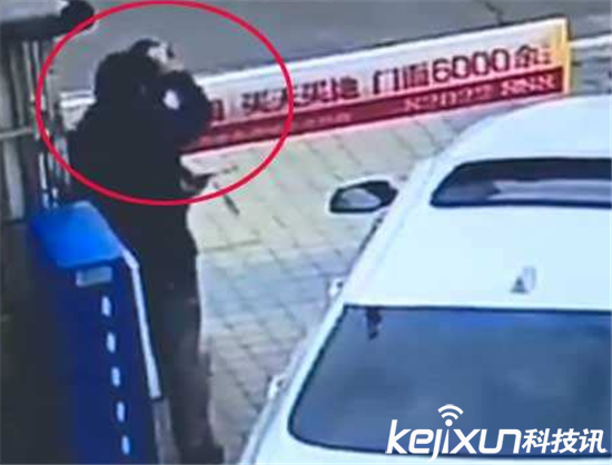 宝马男拒交停车费 言语不合竟然当众掏枪恐吓收费员