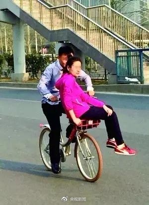 △有成人用共享单车玩起“花式”载人