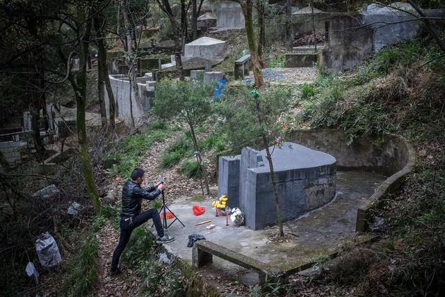 淘宝“扫墓人”：一不下跪，二不假哭