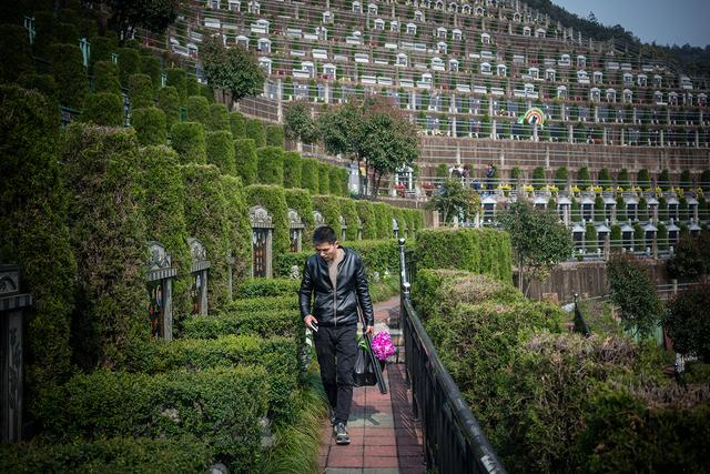 淘宝“扫墓人”：一不下跪，二不假哭