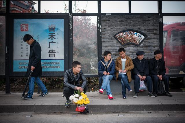 淘宝“扫墓人”：一不下跪，二不假哭