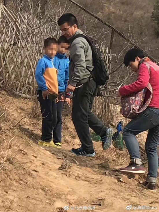 网曝八达岭野生动物园游客拔孔雀毛 园方:正核实