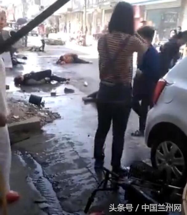 江苏宝应一女司机开车连续撞倒7名老年人