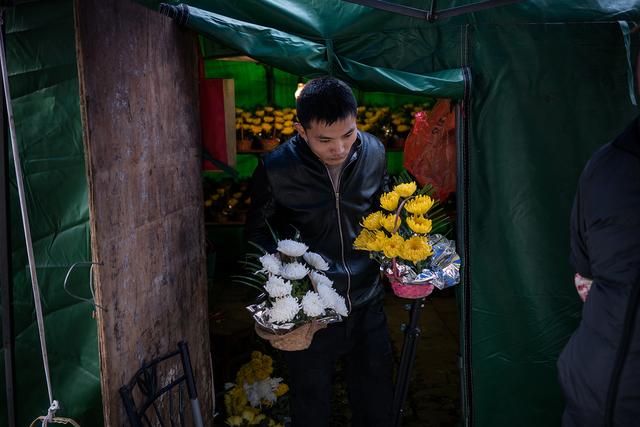 淘宝“扫墓人”：一不下跪，二不假哭