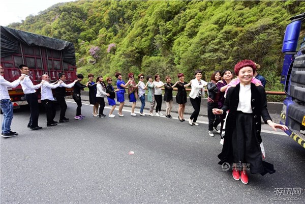 高速堵车乘客下车尬舞 网友：人类已经无法阻止广场舞了