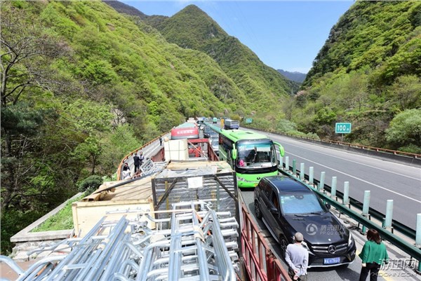 高速堵车乘客下车尬舞 网友：人类已经无法阻止广场舞了