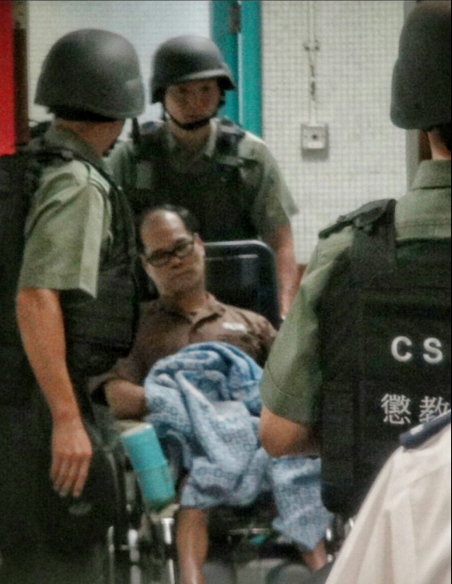 叶继欢去年十月,在惩教署人员持枪押解下,到玛丽医院求医。(资料图片)