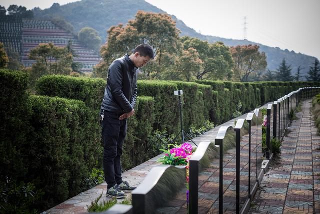 淘宝“扫墓人”：一不下跪，二不假哭